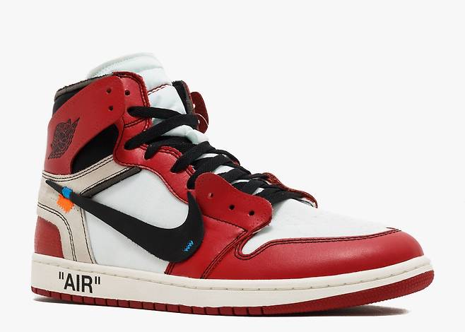 버질 아블로가 지난 2017년 출시했던 스니커즈 'Off-White x Air Jordan Retro High OG'. /스탁엑스