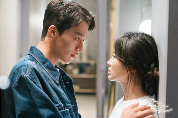 거부할 수 없는 끌림, 윤재국과 하영은(왼쪽부터) ⓒ이하 드라마 '지헤중' 홈페이지 포토갤러리