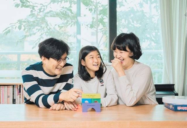 세이브더칠드런의 ‘긍정적으로 아이 키우기’ 프로그램에 참여한 강중혁(왼쪽), 류경화(오른쪽) 씨 부부. 세이브더칠드런 제공