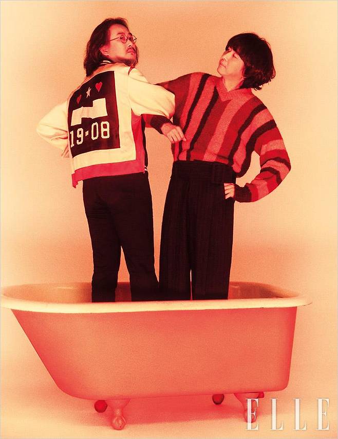 이선규가 입은 패치워크 디테일의 재킷은 Navy by Beyound Closet. 블랙 데님 팬츠는 스타일리스트 소장품. 김진만이 입은 브라운 니트 톱은 Paloma Wool by Amomento. 그레이 팬츠는 Navy by Beyound Closet.