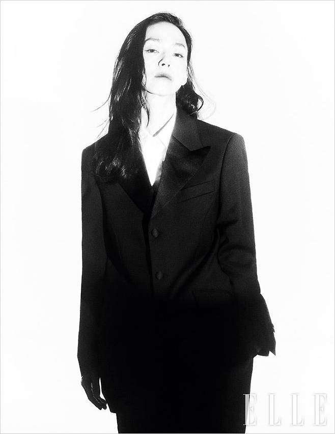 블랙 턱시도 재킷은 Sunflower by Amomento. 팬츠와 화이트 셔츠는 모두 스타일리스트 소장품.