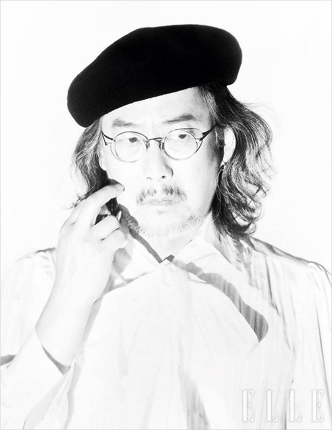 이선규가 입은 보 디테일의 화이트 블라우스와 블랙 베레는 모두 스타일리스트 소장품.