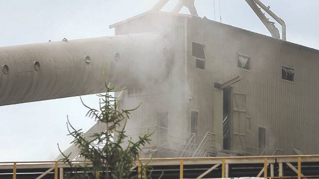 가동중인 시멘트 공장의 모습. 중앙포토