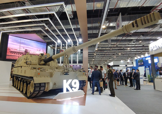 Hanwha Defense’s K-9 self-propelled howitzer on display at the EDEX 2021 exhibition held in Cairo, Egypt on Tuesday. The Korean defense company is reported to be in negotiations with the Egyptian government to export the Korean-made howitzer. If so it would be the first K-9 to be exported to the Middle Eastern and African market. [JOINT PRESS CORPS]