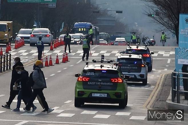 미래 자동차 기술을 이끌어갈 대학생들이 만든 자율주행자동차들이 서울 도심에서 성능을 겨뤘다. /사진=박찬규 기자