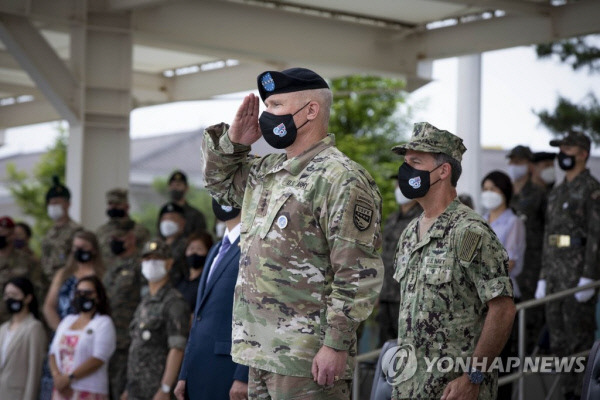 미국은 주한미군에 순환 배치돼온 아파치헬기·포병부대를 상시주둔으로 전환한다고 발표했다. 사진은 폴 러캐머라 한미연합사령관이 지난 5일 창설 43주년(11월 7일)을 앞두고 서울 용산기지에서 열린 마지막 기념식에서 경례하는 모습.연합뉴스