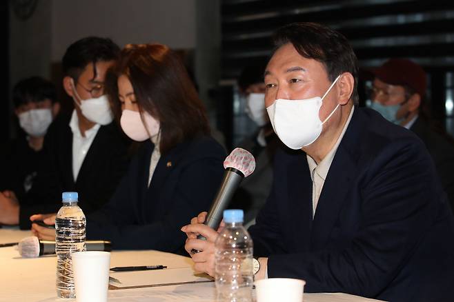 윤석열 국민의힘 대선 후보가 지난 29일 오후 대전 유성구의 한 카페에서 열린 '청년과 함께 "With 석열이형"' 토크콘서트에서 청년들의 질문에 답변하고 있다. [국회 사진기자단]