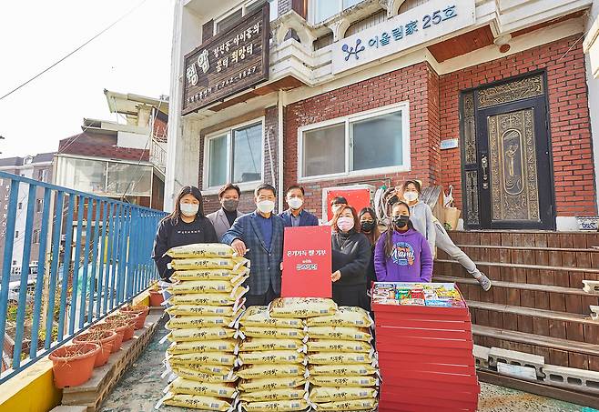 서재환 사장[좌측에서 세번째]이 지난 29일 서울 종로구 소재 청암지역아동센터에 방문해 ‘온기 가득 쌀’을 전달했다.[금호건설 제공]