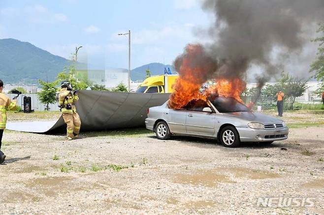 [대구=뉴시스] 이지연 기자 = 다이텍연구원이 공동 개발한 차량화재 진압용 질식소화포(Fire blanket). (사진=다이텍연구원 제공) 2021.11.30. photo@newsis.com