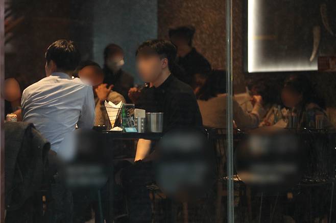 4주간의 코로나19 특별방역대책을 하루 앞둔 30일 오후 서울 도심 식당가 일대가 한산한 모습을 보이고 있다. 뉴스1