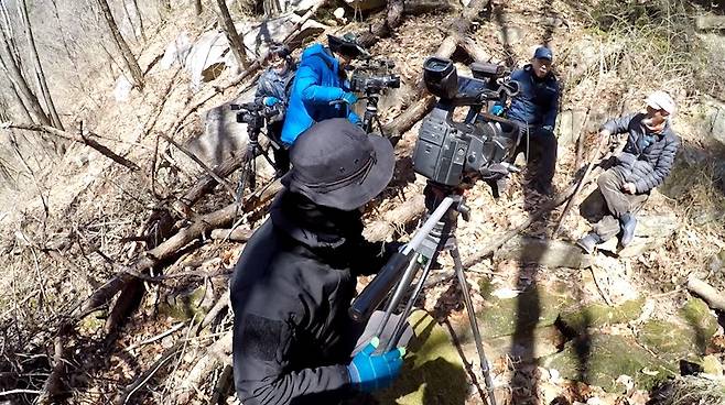 ‘나는 자연인이다’ 카메라 감독들이 자연인을 촬영하고 있는 모습(자료=MBN)