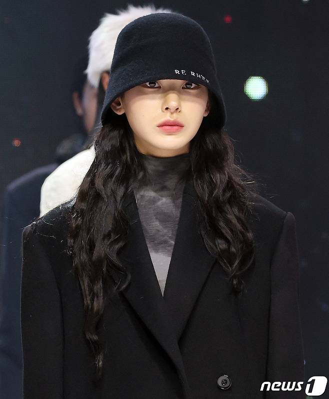 Seoul=) = Choreographer no:ze runs with Models at the 2021 Korea Fashion Awards held at the Seoul Textile Center in Gangnam-gu on the afternoon of the 1st. 2021.12.1