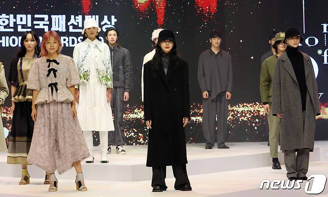 Seoul=) = Choreographer no:ze runs with Models at the 2021 Korea Fashion Awards held at the Seoul Textile Center in Gangnam-gu on the afternoon of the 1st. 2021.12.1