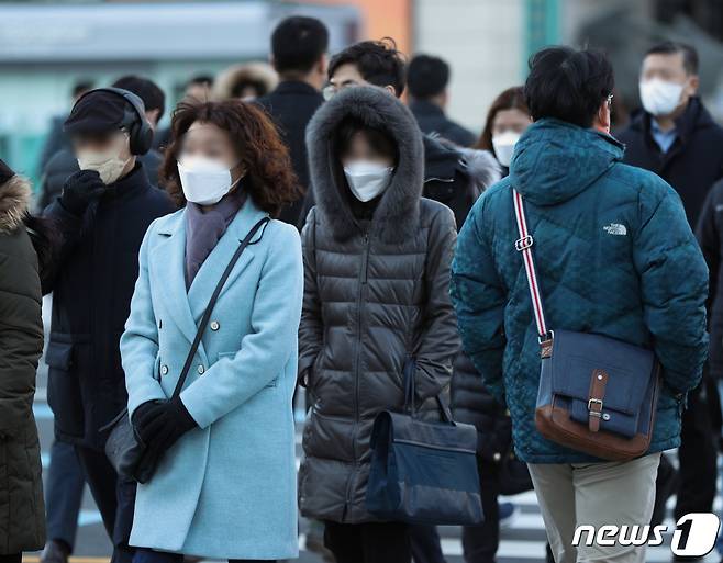 칼바람에 서울의 체감온도가 영하 8도까지 떨어진 1일 서울 광화문네거리에서 시민들이 두꺼운 옷을 입고 출근하고 있다.  2021.12.1/뉴스1 © News1 신웅수 기자