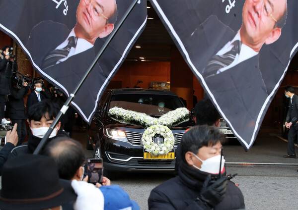 11월27일 오전 전두환씨의 운구차량이 서울 서대문구 신촌세브란스병원 장례식장을 떠나고 있다. 김혜윤 기자 unique@hani.co.kr