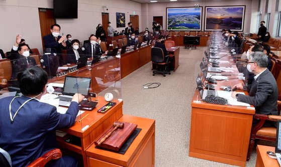 지난달 22일 서울 여의도 국회에서 열린 국토교통위원회 전체회의에서 개발이익환수법 등의 안건상정과 관련해 여야 의원들의 설전이 오가고 있다. 뉴스1