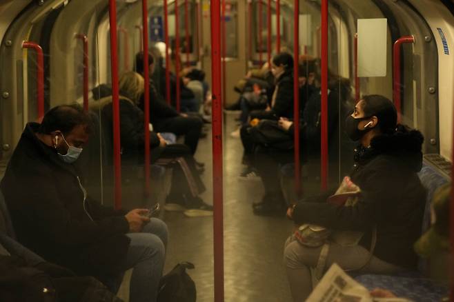 철창 같은 지하철 영국 정부가 대중교통 마스크 착용을 다시 의무화한 지난달 30일(현지시간) 런던의 지하철 승객들이 마스크를 쓰고 있다. 런던 | AP연합뉴스