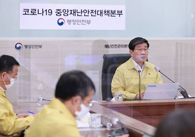 중앙재난안전대책본부 2차장인 전해철 행정안전부 장관이 1일 오전 세종시 정부세종2청사에서 열린 신종 코로나바이러스 감염증(코로나19) 대응 중앙재난안전대책본부 회의를 주재하며 발언하고 있다. 연합뉴스