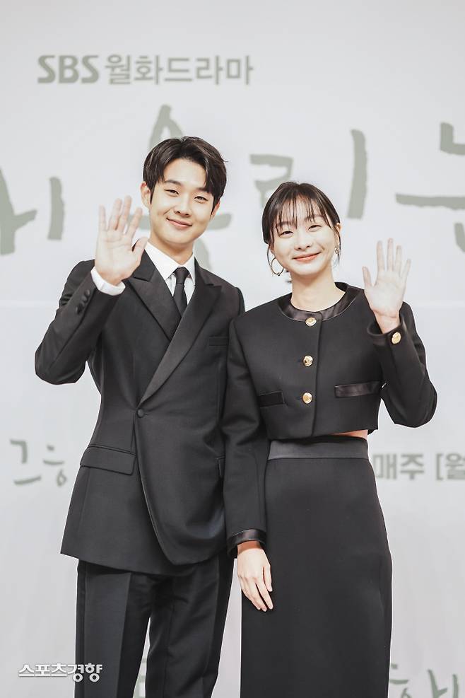 배우 최우식과 김다미가 1일 오후 온라인 중계 형식으로 열린 SBS 월화극 ‘그 해 우리는’ 제작발표회에 참석해 포즈를 취하고 있다. 사진 SBS