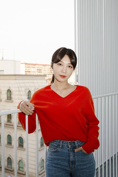 가수 겸 배우 정은지는 에이핑크 데뷔 10주년을 맞아 진행하는 연말 팬미팅을 앞두고 "팬들 앞에 서면 눈물이 날 것 같다"며 소감을 밝혔다. 사진|IST엔터테인먼트