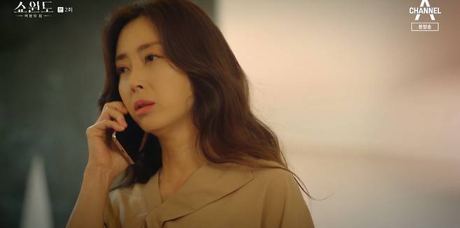 In the House of Queen Showwindo, Song Yoon-ah was shocked to tell Jeon So-min to take away another womans man and become a wife if she loved him.On Channel As The House of Queen Showwindo broadcast on the 30th, the warmans of the shipowner (Song Yoon-ah) and the mummy (Jeon So-min) showed the full-scale development.Mira did not break up on a farewell trip with Lee Sung-jae, and instead moved to the townhouse of Myeong-seop and continued her secret relationship with Myeong-seop.Myeong-seop expressed affection, If we are careful, it will never go wrong. Mira asked, What if I am not careful?Youre a smart woman, said Myeong-seop, expressing his affection for Im so glad youre so close, I can see you whenever I want to.However, when she saw Myeong-seop receiving her wifes phone affectionately, Mira could not hide her bitter expression.Meanwhile, Mira went to the Community Club and reunited with the shipowner.But while Mira was rumored to be Affair and humiliated by people, the shipowner sided with Mira and took her out.The two men, who were growing in bond and gradually opening their minds, especially the shipowner, looked back and suffered at Mira and looked back at his past, when he shouted to his sister, who loved married men, to die.I would not have died if I had been on my brothers side at the time, he said, expressing regret, and my husband Myung-seop said, I do not know how he can heal his wifes pain.The shipowner, who does not know his husbands double life, expressed his firm belief that hard times were able to endure because you were around.In the meantime, it was revealed that Mira had been around since she knew that Sunju was the wife of Myeongseop.Mira waited for the shipowner to come to Community and made a chance meeting.The ship owner, who had no idea of it, told Mira that she had a dead brother and that she had come up with her brother the first time she saw her, and then two people who decided to become sisters.However, Mira confessed to the shipowner that she loved the other womans man and the shipowner who thought the Affair rumor was fake was embarrassed.However, the shipowner was suffering from the trauma that he could not help his sisters pain and drove him to death.Ive only known Mira a while, but she can look beyond the subject, but she really feels like my brother, so stop that love, the ship owner said to Mira.But Mira tried to stop with tears, but she said she could not.I was going to stop, Mira said, and I went to Yeosu to stop on my last parting trip. I hate myself so much because I dont think Ill live without him, but I couldnt help it.I would rather die than break up.The shipowner, whose face had stiffened, surprised Mira, saying, Then take him, if you think he will die without him, then Mira will be his wife, do not die.Are you serious?If you love her to death, dont die like a fool, and shell be his wife, said the ship owner, who had no idea that the man she loved was her husband. Ill be with you, he added.Unbeknown to the fact that Mira and her husband are women who can not reach affection for Myeong-seop, the ships mixed wommans who support the love raised the curiosity about what storm development will cause in the future.