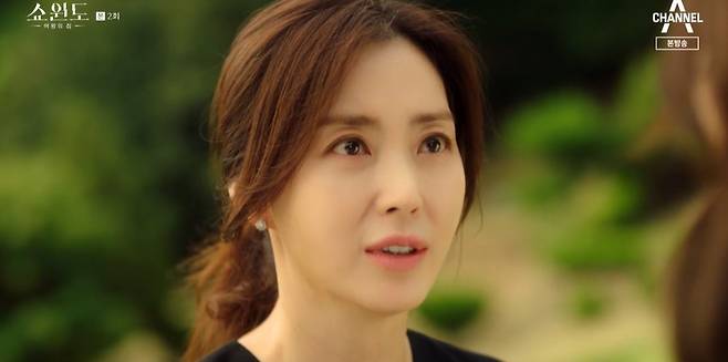 In the House of Queen Showwindo, Song Yoon-ah was shocked to tell Jeon So-min to take away another womans man and become a wife if she loved him.On Channel As The House of Queen Showwindo broadcast on the 30th, the warmans of the shipowner (Song Yoon-ah) and the mummy (Jeon So-min) showed the full-scale development.Mira did not break up on a farewell trip with Lee Sung-jae, and instead moved to the townhouse of Myeong-seop and continued her secret relationship with Myeong-seop.Myeong-seop expressed affection, If we are careful, it will never go wrong. Mira asked, What if I am not careful?Youre a smart woman, said Myeong-seop, expressing his affection for Im so glad youre so close, I can see you whenever I want to.However, when she saw Myeong-seop receiving her wifes phone affectionately, Mira could not hide her bitter expression.Meanwhile, Mira went to the Community Club and reunited with the shipowner.But while Mira was rumored to be Affair and humiliated by people, the shipowner sided with Mira and took her out.The two men, who were growing in bond and gradually opening their minds, especially the shipowner, looked back and suffered at Mira and looked back at his past, when he shouted to his sister, who loved married men, to die.I would not have died if I had been on my brothers side at the time, he said, expressing regret, and my husband Myung-seop said, I do not know how he can heal his wifes pain.The shipowner, who does not know his husbands double life, expressed his firm belief that hard times were able to endure because you were around.In the meantime, it was revealed that Mira had been around since she knew that Sunju was the wife of Myeongseop.Mira waited for the shipowner to come to Community and made a chance meeting.The ship owner, who had no idea of it, told Mira that she had a dead brother and that she had come up with her brother the first time she saw her, and then two people who decided to become sisters.However, Mira confessed to the shipowner that she loved the other womans man and the shipowner who thought the Affair rumor was fake was embarrassed.However, the shipowner was suffering from the trauma that he could not help his sisters pain and drove him to death.Ive only known Mira a while, but she can look beyond the subject, but she really feels like my brother, so stop that love, the ship owner said to Mira.But Mira tried to stop with tears, but she said she could not.I was going to stop, Mira said, and I went to Yeosu to stop on my last parting trip. I hate myself so much because I dont think Ill live without him, but I couldnt help it.I would rather die than break up.The shipowner, whose face had stiffened, surprised Mira, saying, Then take him, if you think he will die without him, then Mira will be his wife, do not die.Are you serious?If you love her to death, dont die like a fool, and shell be his wife, said the ship owner, who had no idea that the man she loved was her husband. Ill be with you, he added.Unbeknown to the fact that Mira and her husband are women who can not reach affection for Myeong-seop, the ships mixed wommans who support the love raised the curiosity about what storm development will cause in the future.