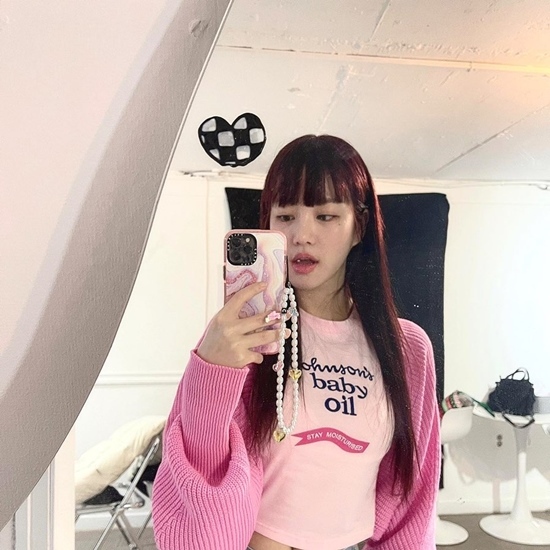 Lee Yu-bi posted a picture on her Instagram on the 1st with a heart emoticon.The photo shows Lee Yu-bi, who is wearing a pink top and showing off her lovely charm.In particular, he added cuteness with full bangs, boasting of his appearance while 32 years old was unbelievable.Meanwhile, Lee Yu-bi appeared as Ruby in the recently-end Teabing original Yumis Cells.Photo: Lee Yu-bi Instagram