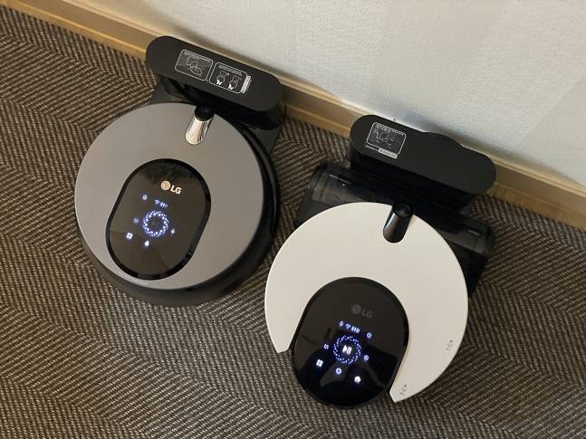 LG전자 '코드제로 M9'(왼쪽)과 '코드제로 R9 오브제컬렉션'(오른쪽)./사진=백유진 기자 byj@