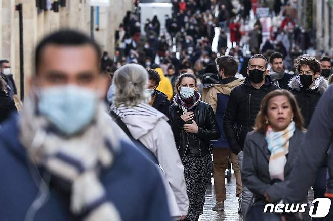 27일(현지시간) 코로나19 확산으로 마스크 착용을 의무화한 프랑스의 보르도의 최대 쇼핑 거리에서 행인들이 마스크를 쓰고 있다. © AFP=뉴스1 © News1 우동명 기자
