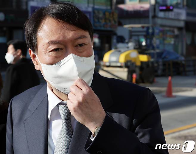 윤석열 국민의힘 대선 후보가 2일 오전 경기 안양시 안양동 안양여고 인근 도로포장 공사 사망사고 현장을 찾아 취재진 질문에 답하고 있다. 2021.12.2/뉴스1 © News1 김진환 기자