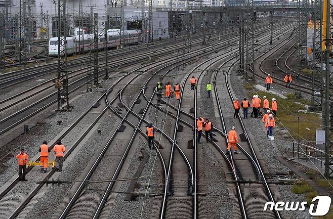 1일 (현지시간) 독일 뮌헨의 기차역 인근에서 폭탄이 폭발한 현장서 경찰과 구조대원들이 점검을 하고 있다. © AFP=뉴스1 © News1 우동명 기자
