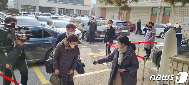 통장잔고증명서를 위조한 혐의로 기소된 최모씨(75)가 2일 오후 2시30분께 의정부지법에 출석하는 모습 © 뉴스1