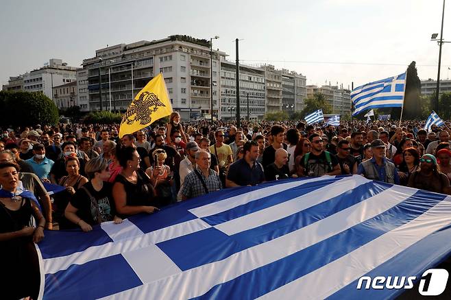 21일(현지시간) 그리스 아테네에서 시민들이 코로나19 백신 접종에 반대하는 시위를 하고 있다. © 로이터=뉴스1 © News1 이정후 기자