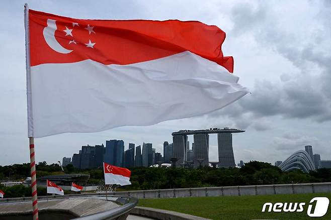 싱가포르 마리나베이샌즈 호텔 인근 공원에서 싱가포르 국기가 펄럭이고 있다. © AFP=뉴스1