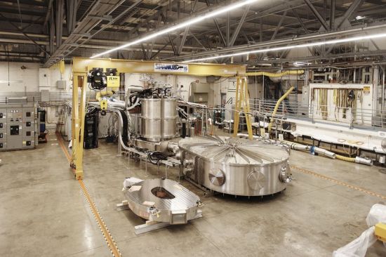MIT의 플라스마 사이언스 퓨전센터에 있는 핵융합 실험 장비.(사진출처:WSJ)