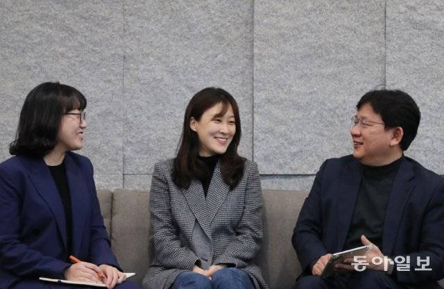 지난달 26일 서울 서대문구에서 만난 사단법인 두루의 강정은, 김진 변호사와 법무법인 지평의 김영수 변호사. 이들은 아동·청소년 인권을 보호하기 위한 법 개정, 법률 지원 활동을 펼치고 있다. 홍진환 기자 jean@donga.com