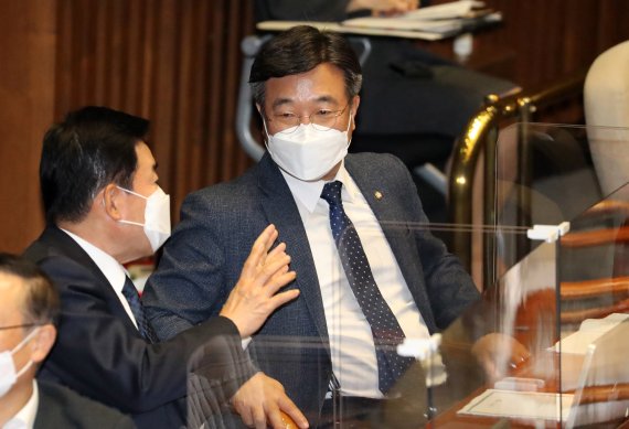 더불어민주당 윤호중 원내대표와 김진표 의원이 2일 오후 열린 국회 본회의에서 이야기를 나누고 있다. /사진=뉴스1화상
