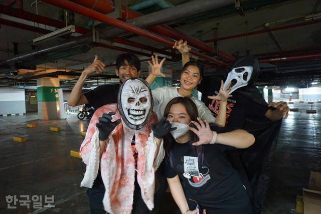 인도네시아에서 처음 선보인 승차 유령 체험 '카사블랑카 터널'의 안내요원들. 자카르타=고찬유 특파원