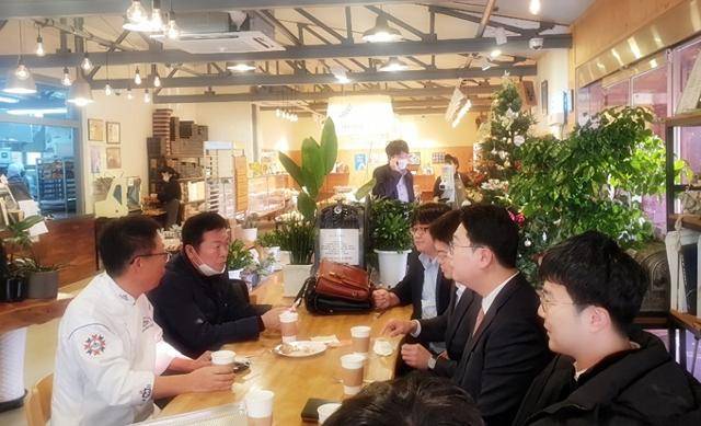 국민의힘 김철근(왼쪽 두 번째) 정무실장과 천하람 변호사 등이 1일 순천의 모 제과점에서 이야기를 나누고 있다. 이준석 대표는 자리 뒤편에서 전화 통화를 하고 있다. 사진 출처 뉴스탑전남