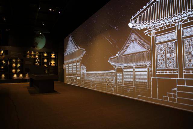 고궁연화 전시장 전경. 고궁연화라는 제목은 '빛나는 해', '봄의 경치'라는 두 가지 중의적 의미를 가지고 있다. 경복궁 복원이 마무리되고 맞이하게 될 경복궁의 찬란한 시간을 의미한다. 국립고궁박물관 제공