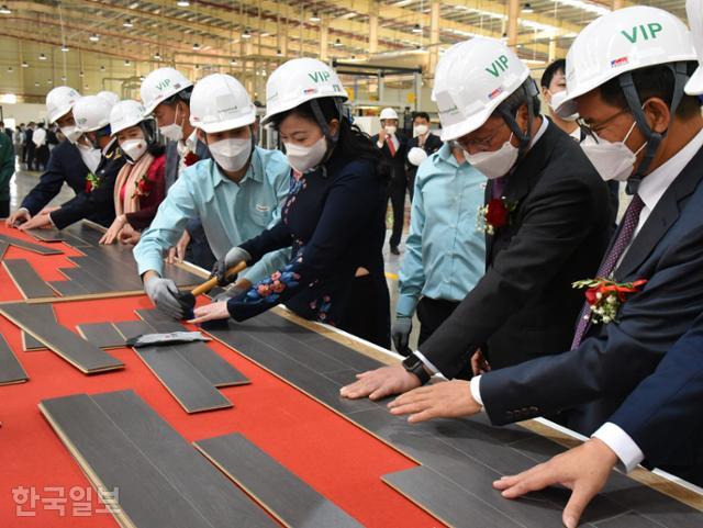2일 베트남 수도 하노이 인근 타이응우옌성에 위치한 동화기업 신설 공장에서 응우옌탄하이(오른쪽 세 번째) 타이응우옌성 당서기장이 MDF의 성능에 대한 설명을 듣고 있다. 타이응우옌=정재호 특파원