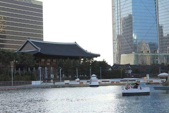 문보트에서 바라본 송도 한옥마을의 경원재