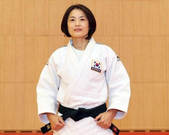 한국 여자 유도의 부흥을 목표로 내세운 김미정 감독이 유도복을 입고 포즈를 취하고 있다. [사진 대한체육회]