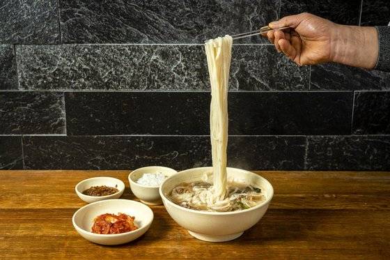 진한 닭고기 육수와 보들보들한 면발, 마늘 맛 강한 겉절이 김치로 유명한 명동교자. 장진영 기자
