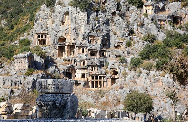 고대 국가 리키아의 도시 미라의 암벽 무덤. 산 전체가 돌무덤이다. 거대하고 정교하다.