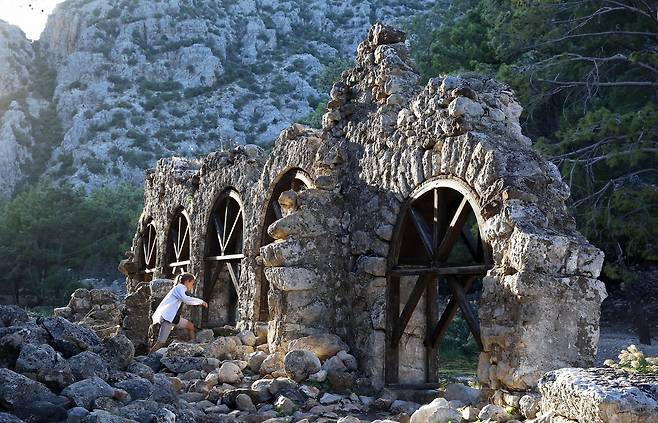 리키아의 도시 올림포스. 폐허가 된 수천년 전 시청 건물에서 아이가 뛰어놀고 있었다. 평화롭고 아름다운 장면이었다.