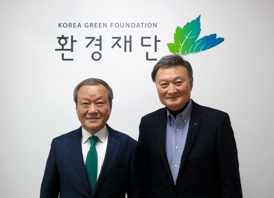 환경재단 최열 이사장과 구삼열 미주담당 이사. 환경재단