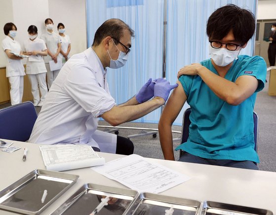 1일 일본 도쿄메디컬센터에서 의료진이 코로나19 백신 부스터샷을 접종하고 있다. [AFP=연합뉴스]