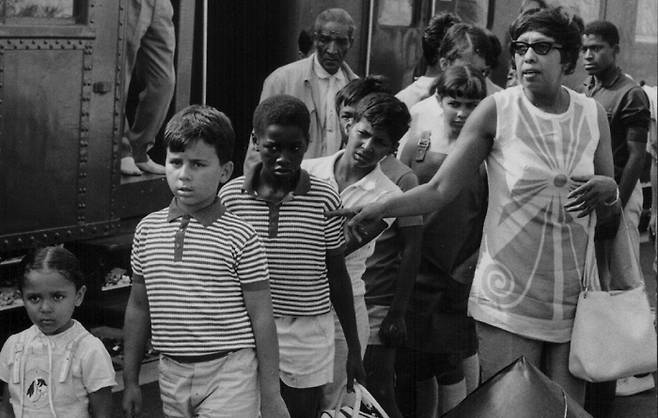1969년 9월 모나코 기차역에 도착한 조세핀 베이커와 12명의 아이들, 게티이미지