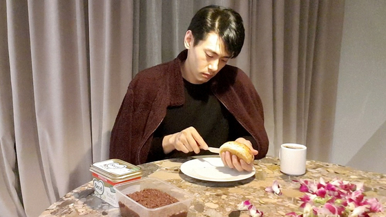 During his total isolation in lockdown, Yoo Teo the human being shows his true self as a man who loves flowers, cooking and art. [ATNINE FILM]